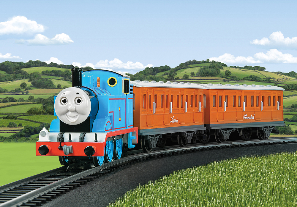 Thomas met Annie en Clarabel rijdt door een landelijke Bachmann modelspoor scene