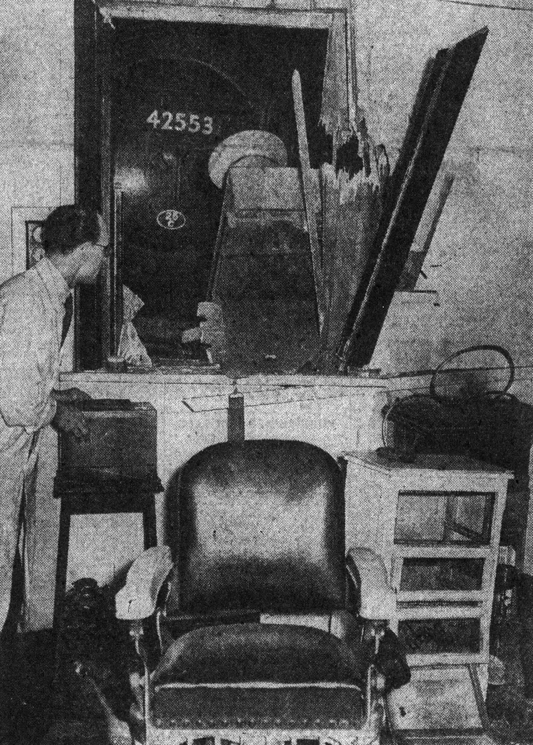 Locomotief 42553 binnen in de kapperszaak van Hull Paragon na het ongeval in 1955