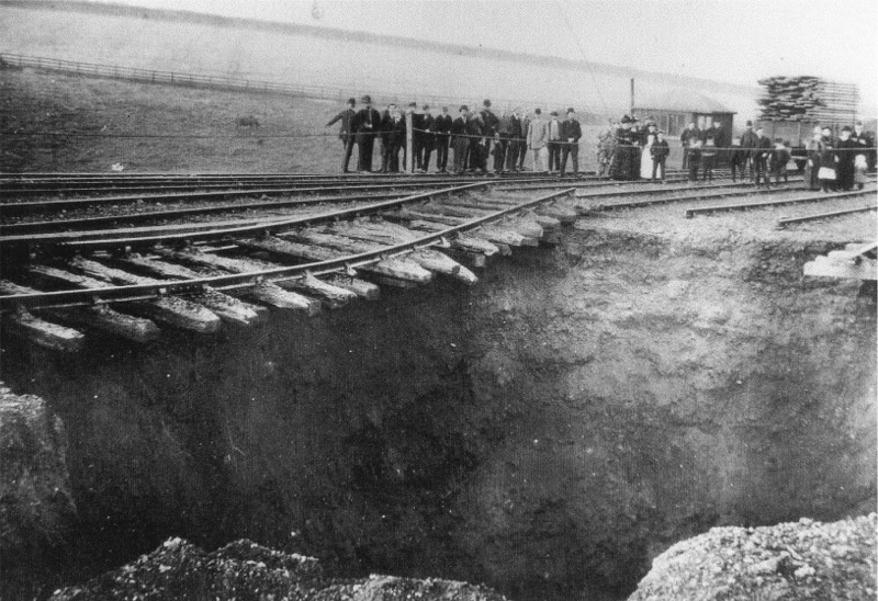 De ingestorte spoorbaan boven de mijnschacht bij Lindal-in-Furness in 1892