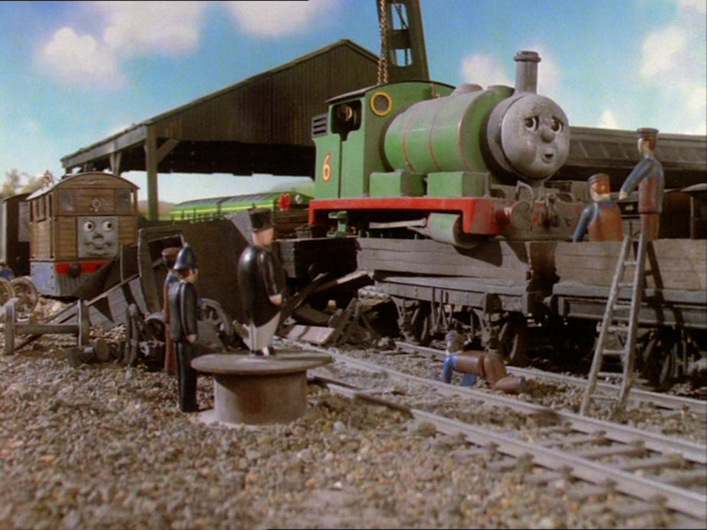 Percy boven op de beschadigde wagons in Percy's Predicament