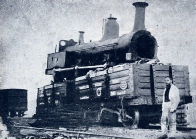 Locomotief Phyllis boven op twee kolenwagons na het ongeval bij Swanley in 1876