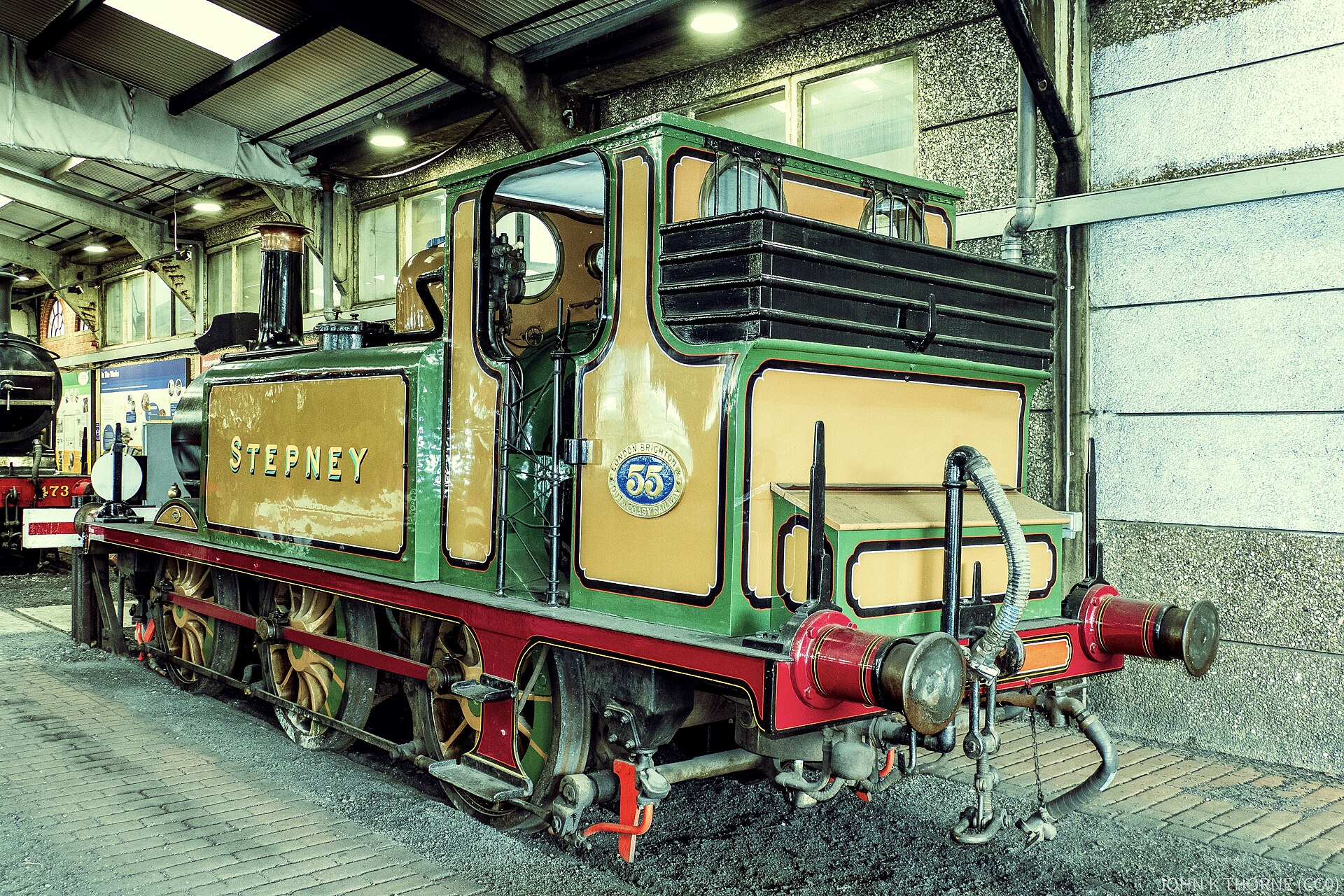 De bewaarde Terrier-locomotief Stepney op de Bluebell Railway